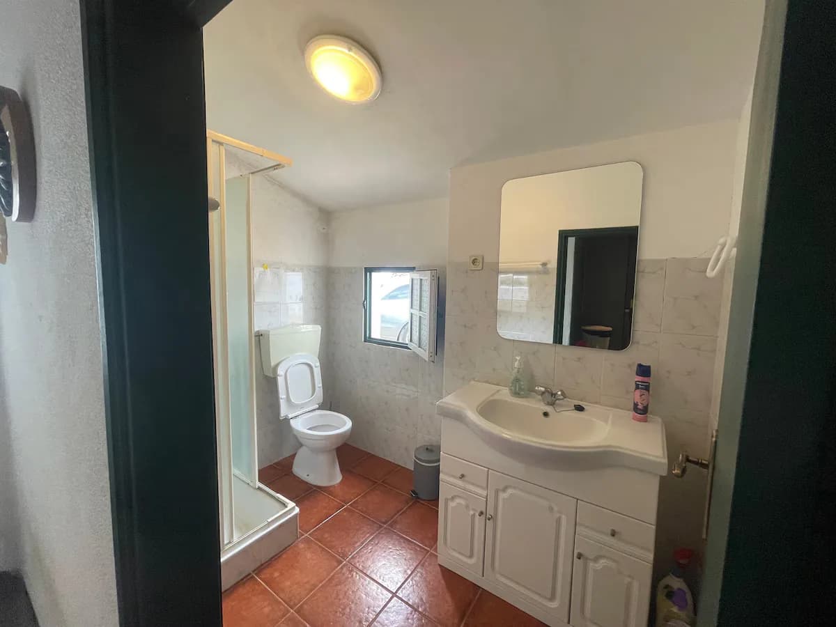 Casa de banho com duche e espelho