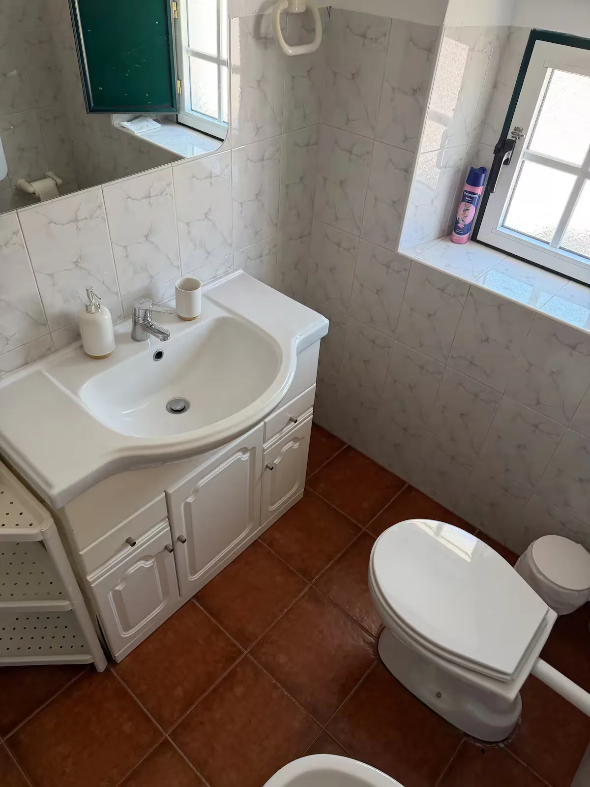 Casa de banho com lavatório junto à janela
