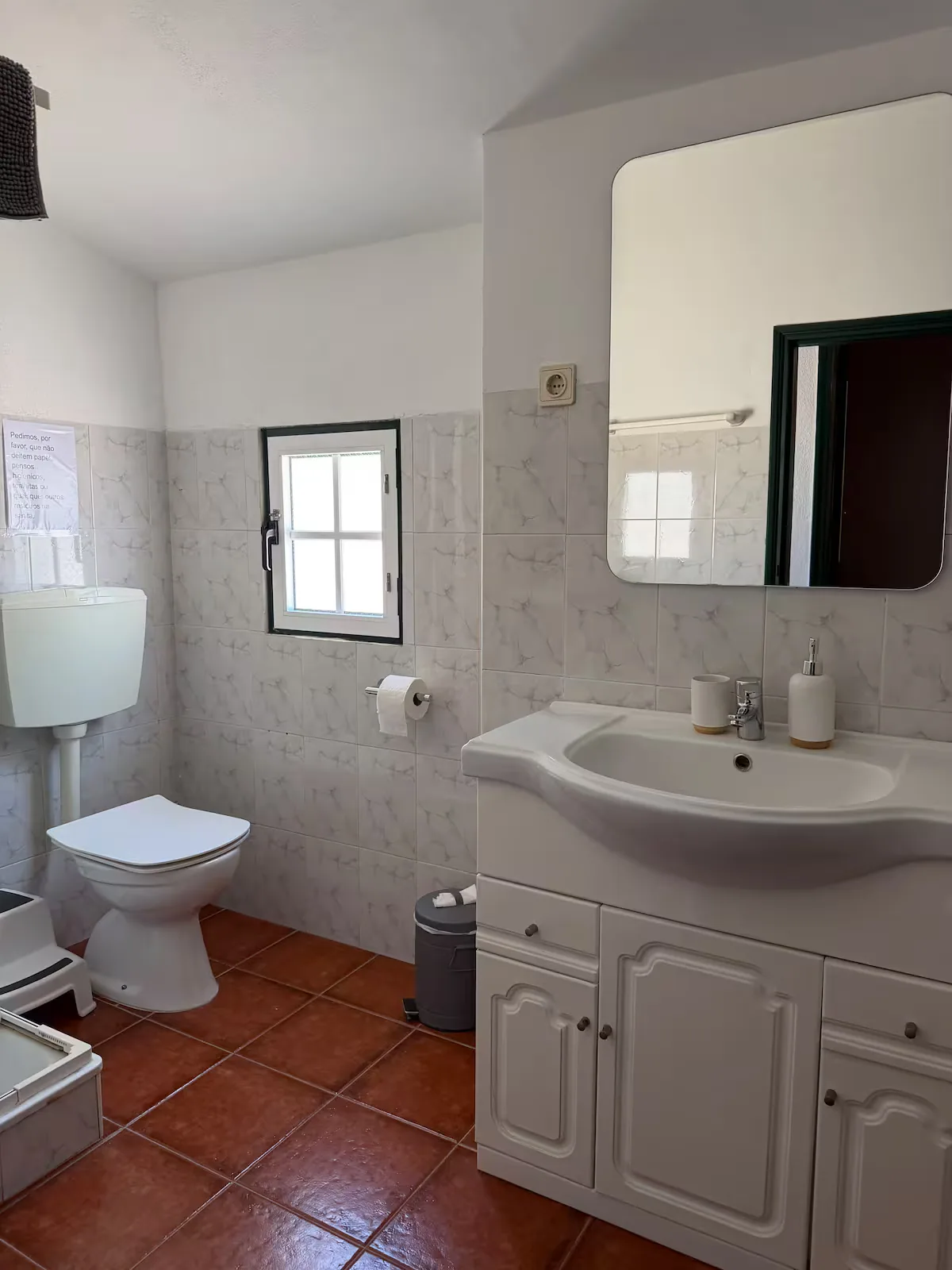 Casa de banho com lavatório e janela