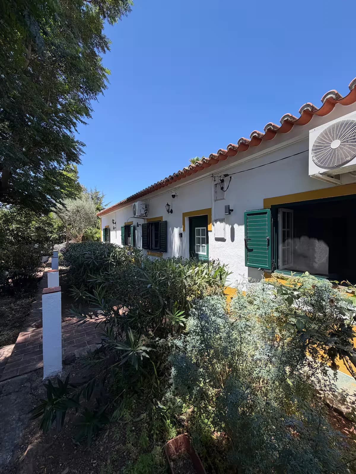 Fachada da casa contra o céu azul