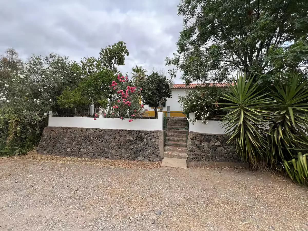 Muro caiado e entrada da propriedade