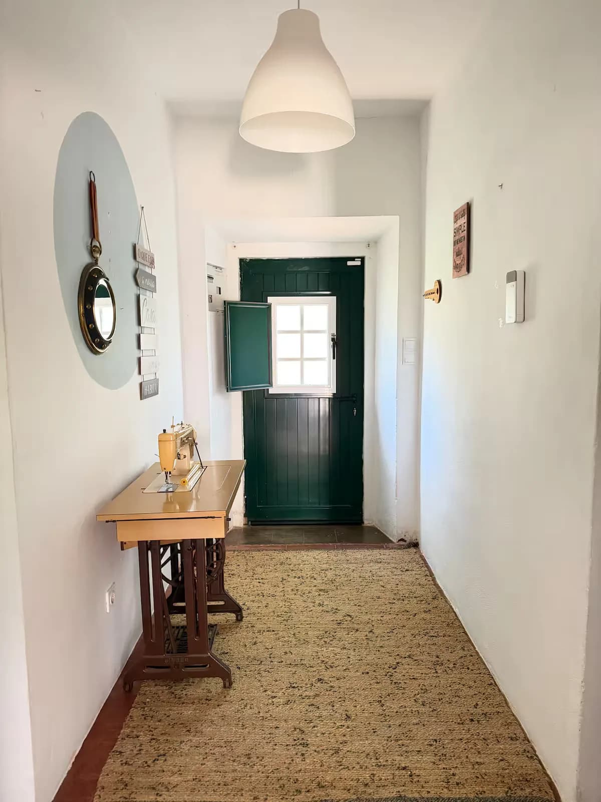 Segunda sala de estar com dois sofás