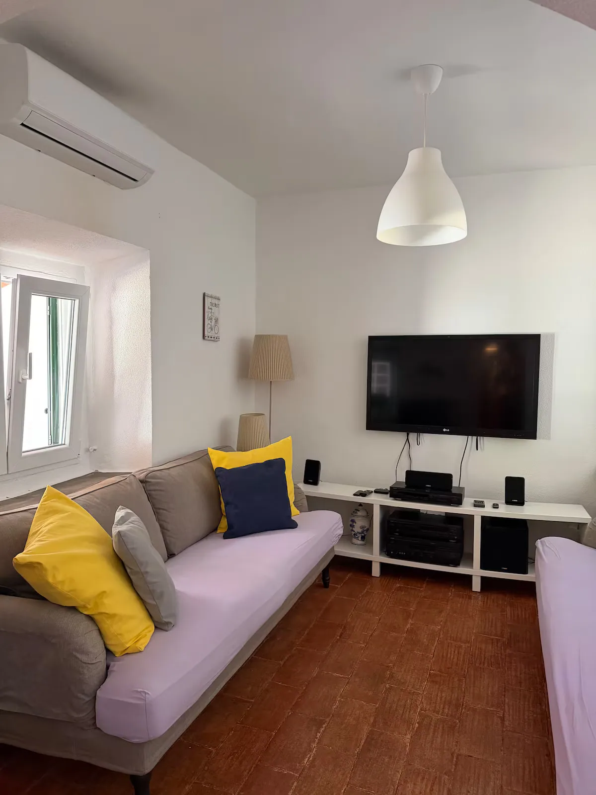 Sala de estar com sofá e televisão