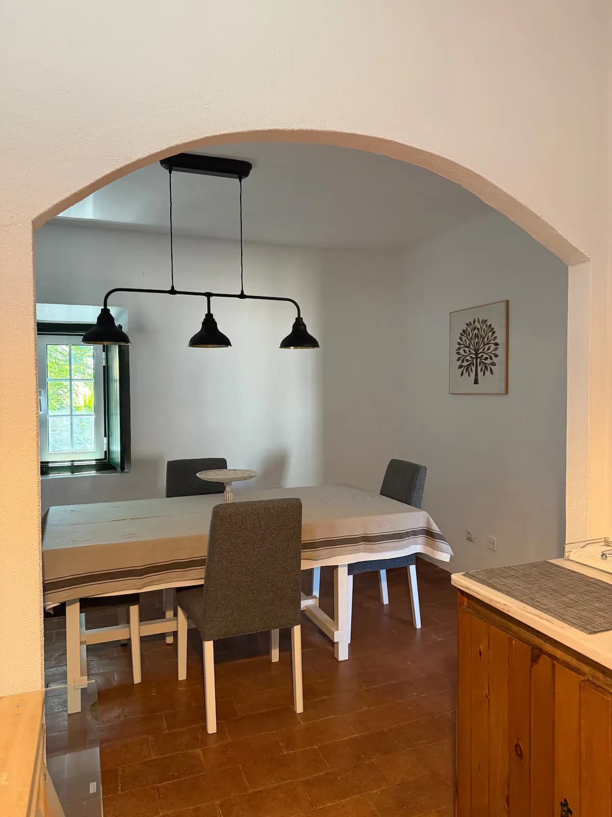 Sala de jantar sob arco caiado