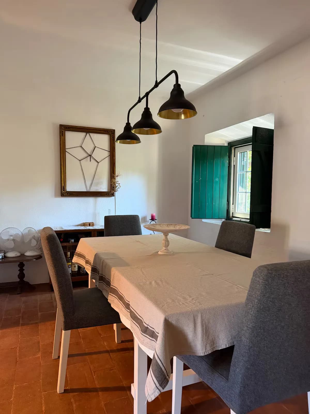 Sala de jantar com mesa para seis pessoas