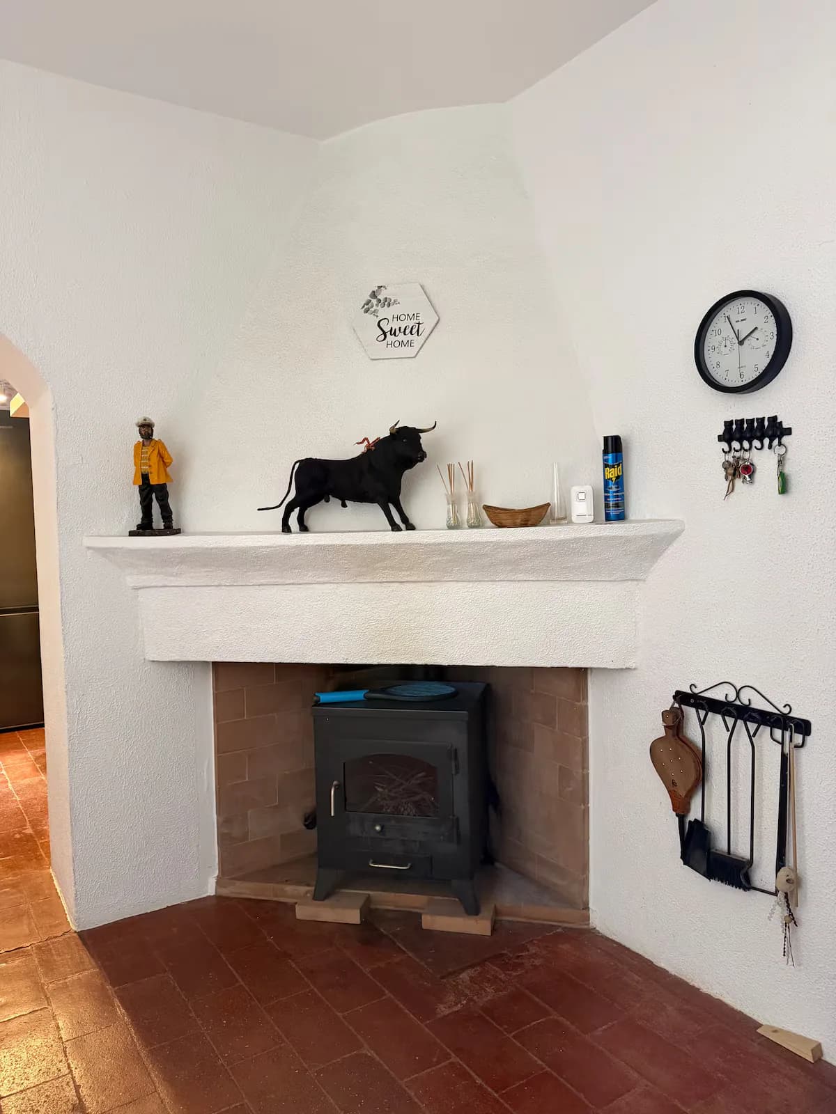 Lareira da sala com repisa caiada
